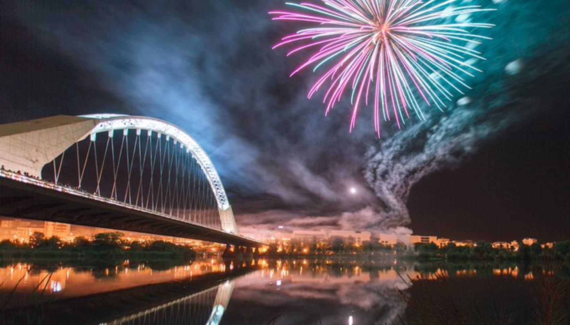 Puente Lusitania de Calatrava, Mérida. Fuegos artificiales, pirotecnia. Noche. Fiesta fiestas
